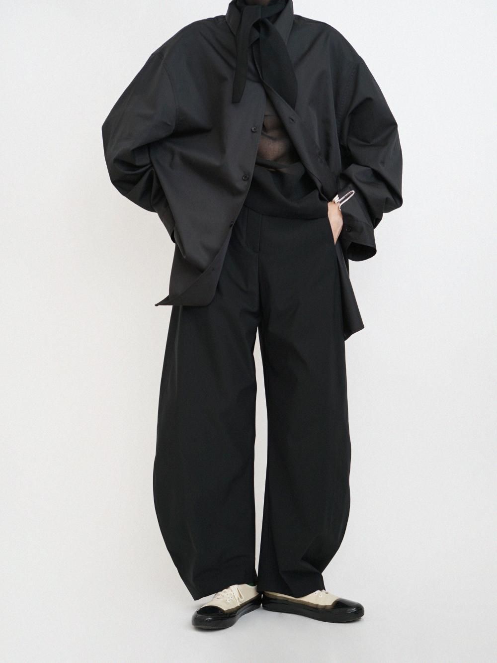 AMOMENTO CURVED SILHOUETTE PANTS / BLACK 