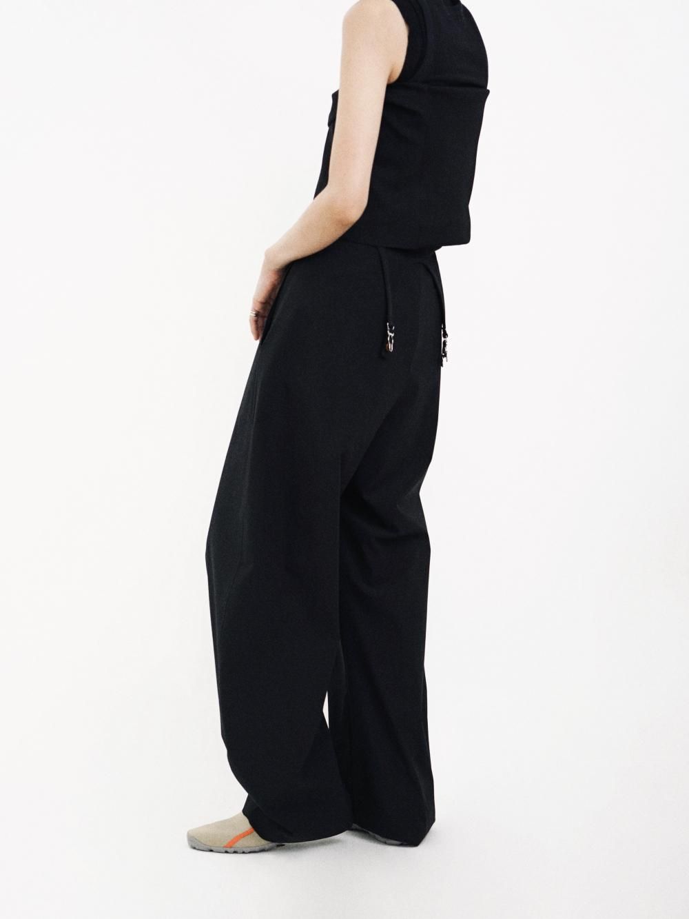 AMOMENTO CURVED SILHOUETTE PANTS / BLACK 