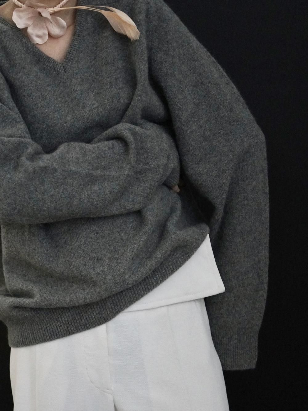 AMOMENTO RACOON V-NECK KNIT / CHARCOAL