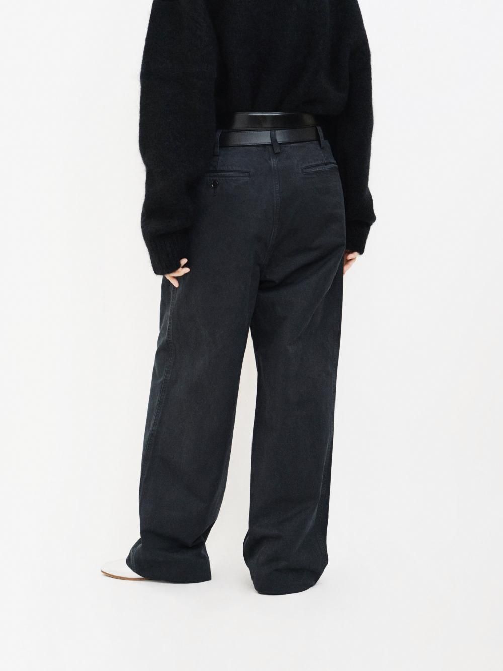 AURALEE PRODUCT DYED FINX CHINO ONE-TUCK PANTS / BLACK - n e p