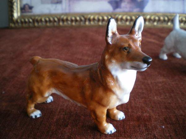 廃盤になってしまったロイヤルドルトン製 ビンテージ動物フュギュアシリーズの中のコーギー犬 ヨーロッパアンティーク陶器 シルバー グラス 雑貨の専門店 アンティーク カナダ