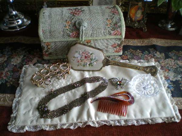 プチポワン刺繍のブラシ、リップスタンド、リングホルダーやクリスタル