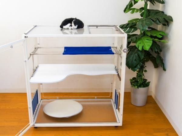 透明アクリルで圧迫感のない 白のキャットケージ。差し色の