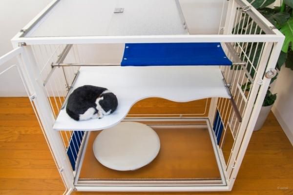 透明アクリルで圧迫感のない 白のキャットケージ。差し色の