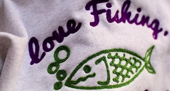 希少なミシンで施した、本物のチェーン&サガラ刺繍のスウェットパーカ