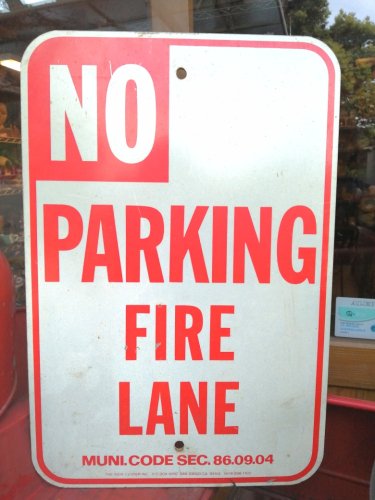 ビンテージロードサイン　『NO PARKING FIRE LANE』 - 鎌倉 アメリカン雑貨 アンティーク ヴィンテージ「アメ車庫」