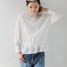 <img class='new_mark_img1' src='https://img.shop-pro.jp/img/new/icons47.gif' style='border:none;display:inline;margin:0px;padding:0px;width:auto;' />Lilla   Hand   Embroidery   Blouse