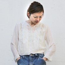 <img class='new_mark_img1' src='https://img.shop-pro.jp/img/new/icons14.gif' style='border:none;display:inline;margin:0px;padding:0px;width:auto;' />Vanessa    Ecru   Lace   Blouse