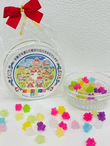 コンペイトウ王国オリジナル缶にカラフルな8種類のフルーツ