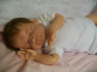 シリコンベビー 眠り目の女の子 固めのシリコン 布ボディ - リボーン