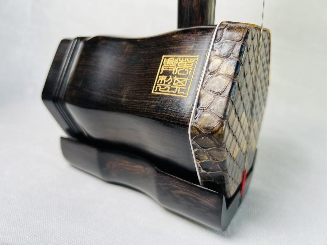 二胡★黒檀★十年保証★二胡必需品セット 彫刻黒檀二胡 雲上 N-KTC25-0101（試聴可） - 二胡の通販、卸