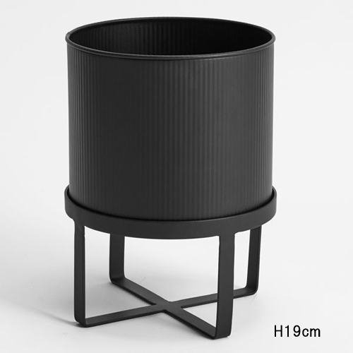 Iron planter with black stand / アイアンプランター ウィズ ブラック