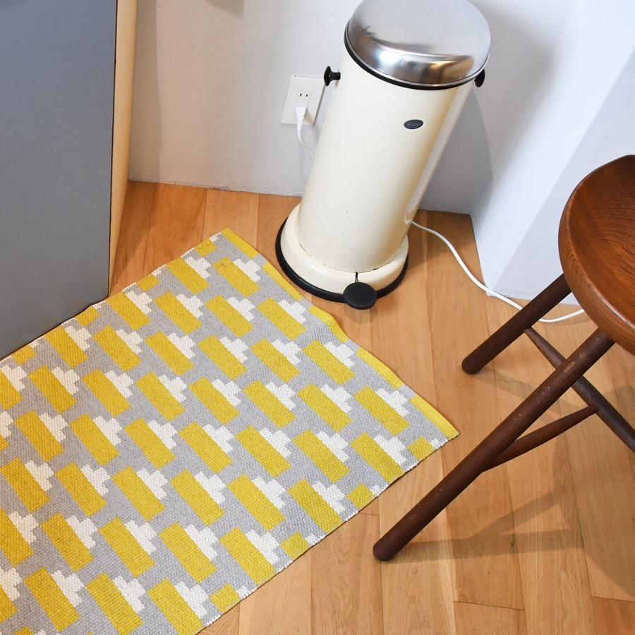 100×70cm プラスチックラグ　CONFECT Fog　Brita Sweden(ブリタスウェーデン)　イン＆アウトドアラグ -  北欧雑貨のLiLiCoCo(リリココ)｜LiLiCoセレクトの通販サイト