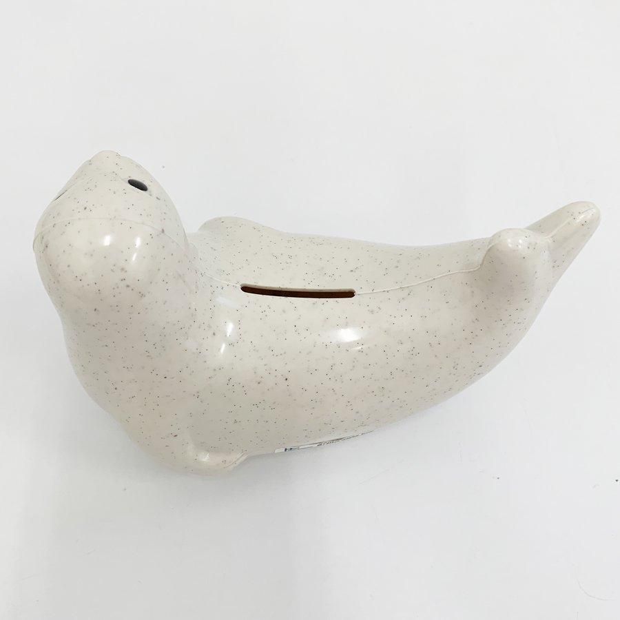 レッドマフラー付きアザラシ貯金箱 | 限定デザイン - 北欧雑貨の レッドマフラー付きアザラシ貯金箱 | 限定デザイン - 北欧雑貨の