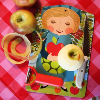 【サービングボード】りんごを持った女の子　Anna Zetterlund(アンナゼタールンド)　北欧女子