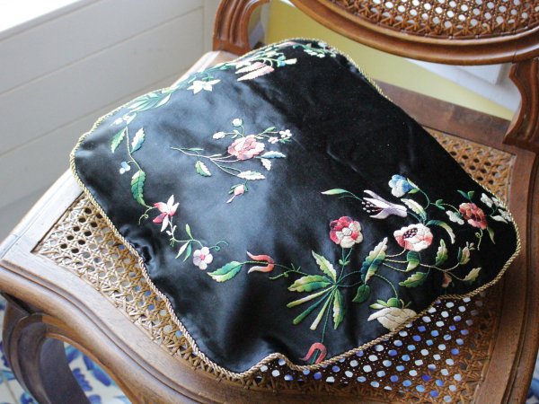 憂鬱な花のフランス刺繍クッション - Tesoro*テゾーロ、価値あるアンティークをイタリアから・・・