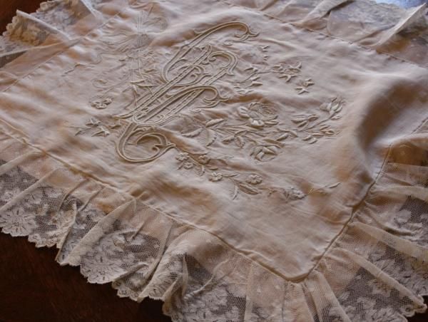 豪奢な白刺繍のピローカバー Tesoro テゾーロ 価値あるアンティークをイタリアから 豪奢な白刺繍のピローカバー Tesoro テゾーロ 価値あるアンティークをイタリアから