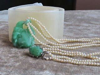 翡翠彫刻と２連真珠のネックレス