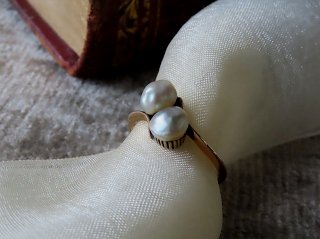 艶やかな２粒の天然真珠のリング