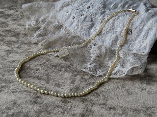 ボタン型の天然真珠のネックレス