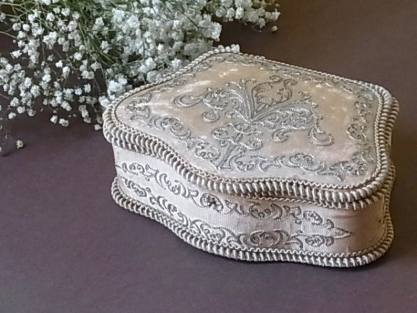 絹に刺繍のジュエリーボックス - Tesoro*テゾーロ、価値あるアンティークをイタリアから・・・