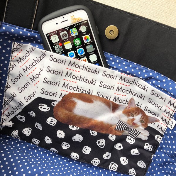 東京のバッグブランド「Saori Mochizuki（サオリモチヅキ／望月沙織）」のマザーズバッグ向けA4水玉リボントートバッグ「LoveComedy ラブコメディ」モノクロLサイズ 内側ポケットに猫のてんちゃん