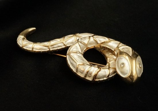 1960 Boucherホワイトスネークブローチ - antique & vintage jewelry meltingpot(メルティングポット）