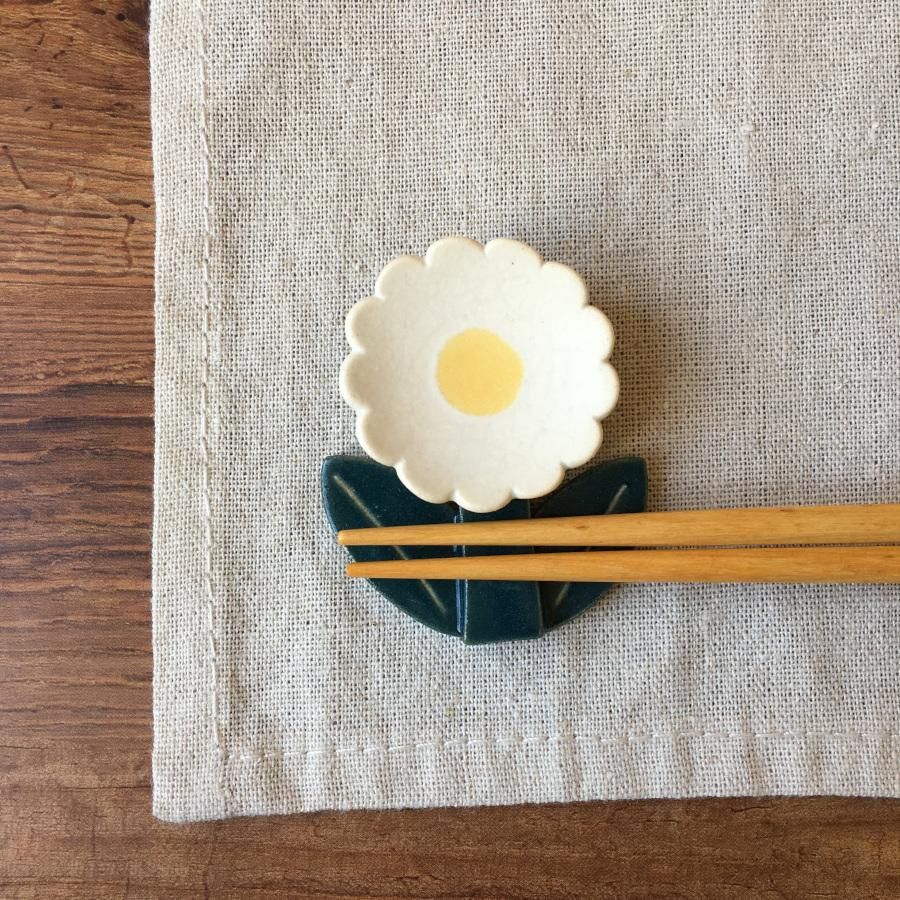花箸置き デイジー 辻本路 雑貨店アオトキイロ 作家ものの器と雑貨の通販 花箸置き デイジー 辻本路 雑貨店アオトキイロ 作家ものの器と雑貨の通販