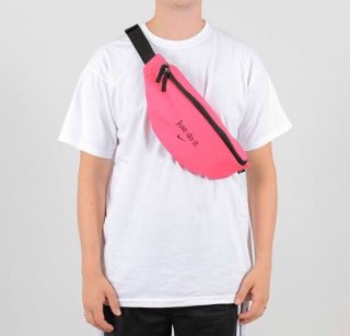 <img class='new_mark_img1' src='https://img.shop-pro.jp/img/new/icons15.gif' style='border:none;display:inline;margin:0px;padding:0px;width:auto;' />NIKE Waist Bag ()