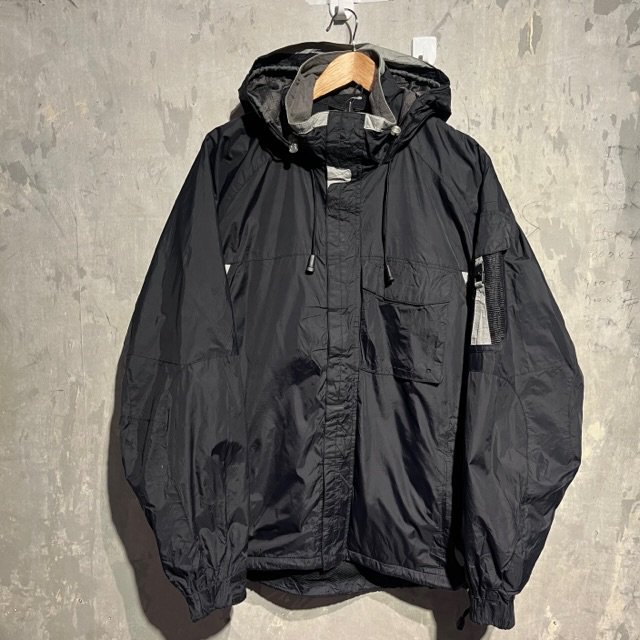 <img class='new_mark_img1' src='https://img.shop-pro.jp/img/new/icons15.gif' style='border:none;display:inline;margin:0px;padding:0px;width:auto;' />GAP Technical Jacket
