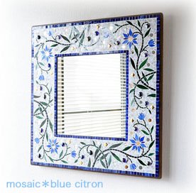 青い花模様のモザイクの鏡