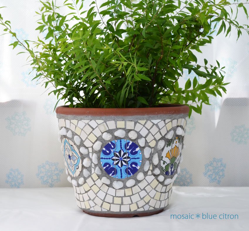 チュニジアのタイルの植木鉢