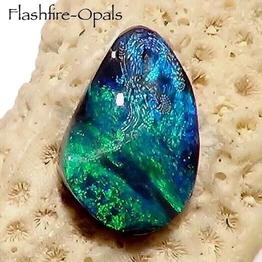 強いファイヤーが輝く！　ブラックオパール　ビーズ　粒売り　3 ブラックオパール 3.4ct - オパール専門店 Flashfire-Opals-Japan