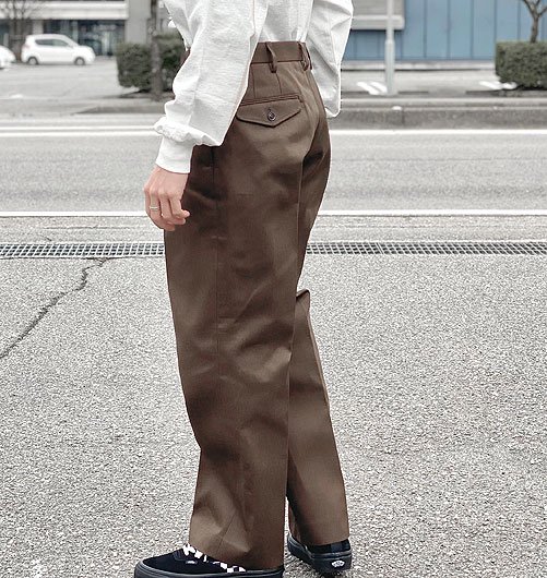 BROWN by 2-tacsのストレートスラックス