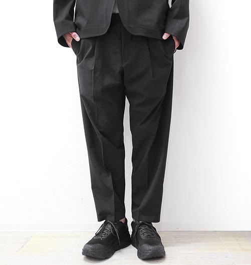 SOLOTEX STRETCHED BELTLESS DARTED PANTS（ソロテックスストレッチ ...