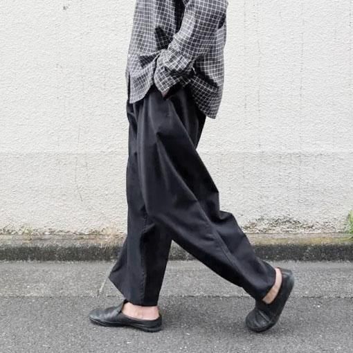 Loose fit pants - BROWN by 2-tacs（ブラウンバイツータックス）