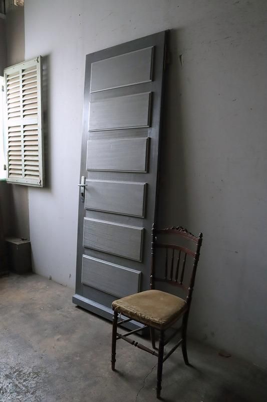 グレー濃淡がシックな玄関ドア オリジナルパーツ付 - フランス