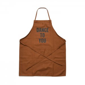 <img class='new_mark_img1' src='https://img.shop-pro.jp/img/new/icons1.gif' style='border:none;display:inline;margin:0px;padding:0px;width:auto;' />DRESSSEN × SUNNY DAY SERVICE × FILMVAK Adult apron『DANCE TO YOU』BROWN ドレッセン × サニーデイ・サービス アダルトエプロン 