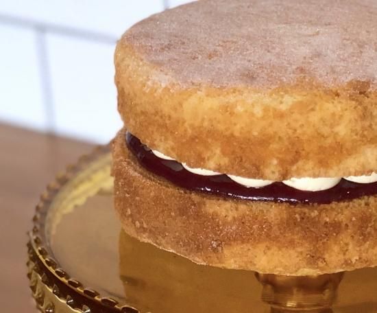 お菓子の通販 Victoria Sponge With Buttercream ヴィクトリア スポンジ 15cmのホールケーキ バタークリーム入り Mornington Crescent Tokyo Online Shop