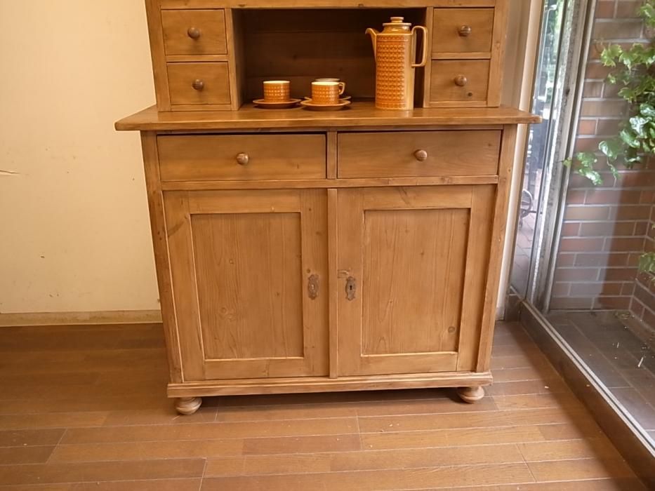 英国オールドパインのガラス戸のキャビネット、食器棚にちょうど良い