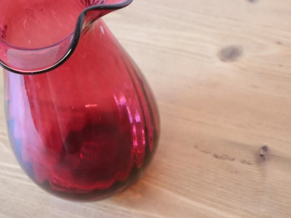 英国ビンテージ ガラスフラワーベース（レッド）～【パイン