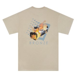<img class='new_mark_img1' src='https://img.shop-pro.jp/img/new/icons1.gif' style='border:none;display:inline;margin:0px;padding:0px;width:auto;' />Bronze 56K<br>VX B LOGO TEE<br>SAND