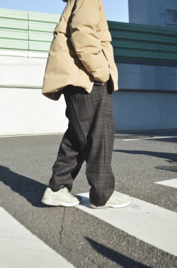 is-ness WOOL TUCK TROUSERSスラックス