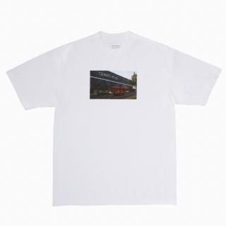 <img class='new_mark_img1' src='https://img.shop-pro.jp/img/new/icons1.gif' style='border:none;display:inline;margin:0px;padding:0px;width:auto;' />SELECTS<br>Queens Center TEE<br>WHITE