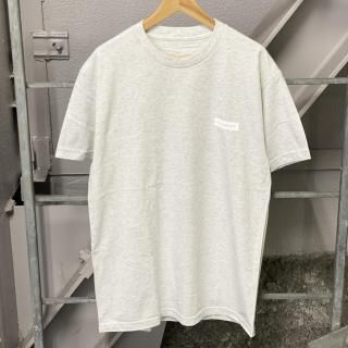 <img class='new_mark_img1' src='https://img.shop-pro.jp/img/new/icons1.gif' style='border:none;display:inline;margin:0px;padding:0px;width:auto;' />EQUIPMENT<br>EQT BLOCK LOGO S/S T-SHIRT<br>ASH