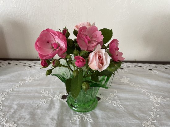 売れ筋の大人気 アンティークフラワーベース　イギリス　花瓶　薔薇　リボン 工芸品