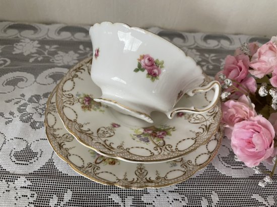 食器ロイヤルドルトン　トリオ　ティーカップ　ケーキ皿　デザートプレート　バラ　花柄