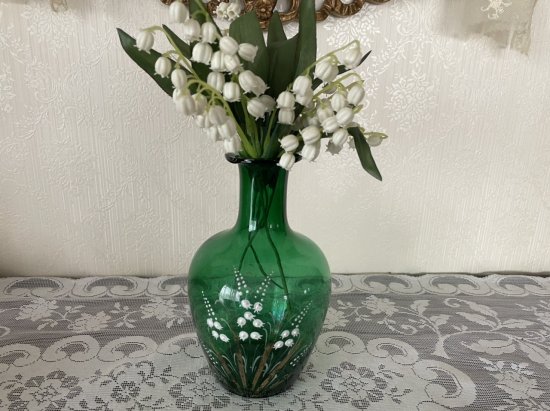 グリーンが綺麗な 鈴蘭ベース（花瓶） - アンティークと薔薇雑貨のお店