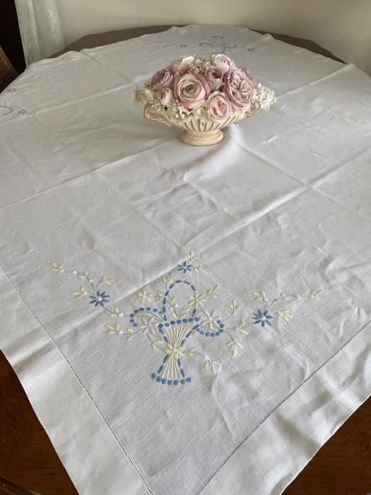 薔薇のモチーフ毛糸手刺繍　混紡リネン　大判テーブルクロス 薔薇のモチーフ毛糸手刺繍 混紡リネン 大判テーブルクロス