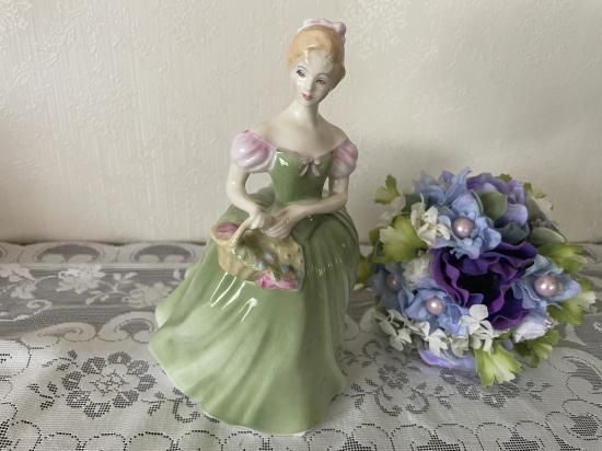 箱付き★  ロイヤルドルトン フィギュリン CLAIRE イギリス ROYAL DOULTON(ロイヤルドルトン) 「LOVING YOU
